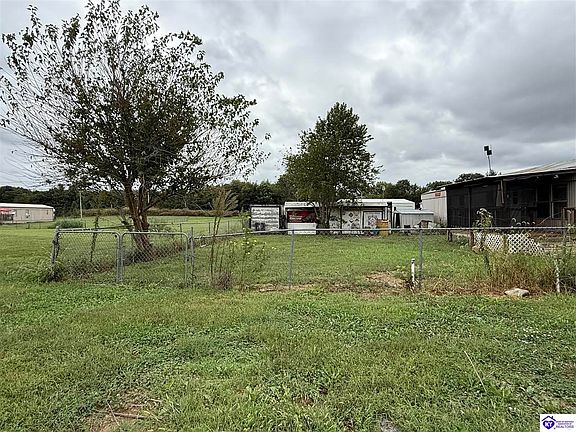 4th image of 1012 N Highway 79