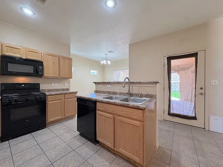 10421 Silvercloud Dr — Photo 5