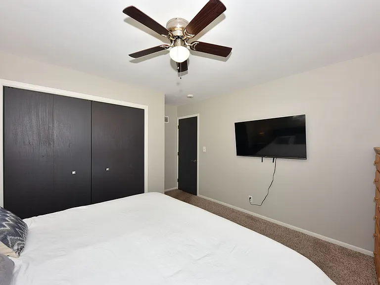 1538 W Liebau Rd — Photo 30