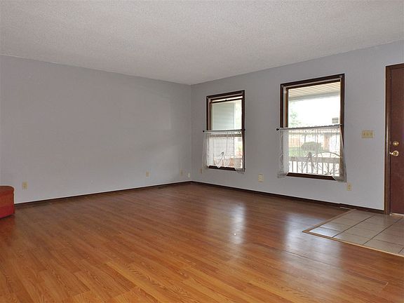 3rd image of 424 Columbia Dr