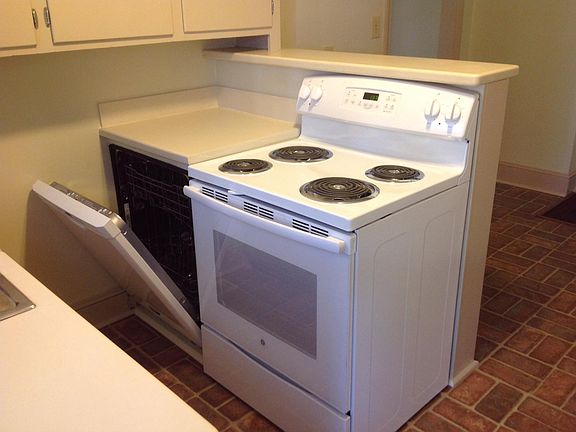 Kitchen stove & dishwasher
