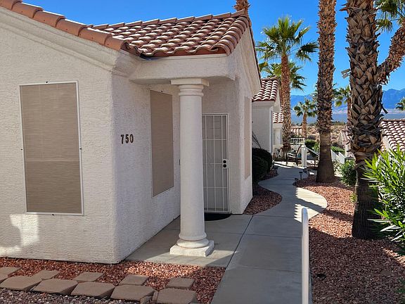 Front of Townhome ~ Beautiful Landscaping