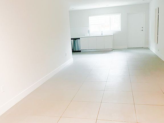 5th image of 2535 NE 193rd St #4102