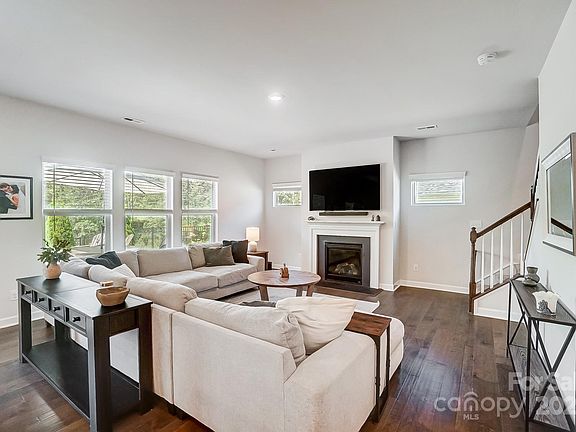 5th image of 1043 Amberley Crossing Dr