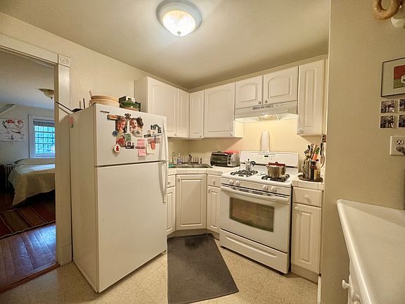 4th image of 642 Union St #1