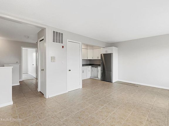 4th image of 942 Jefferson Ave #2