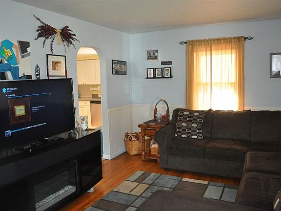 3rd image of 30 Hazelwood Cir