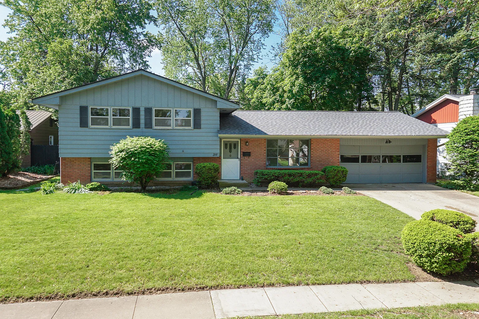 311 Hillside Ln photo 1