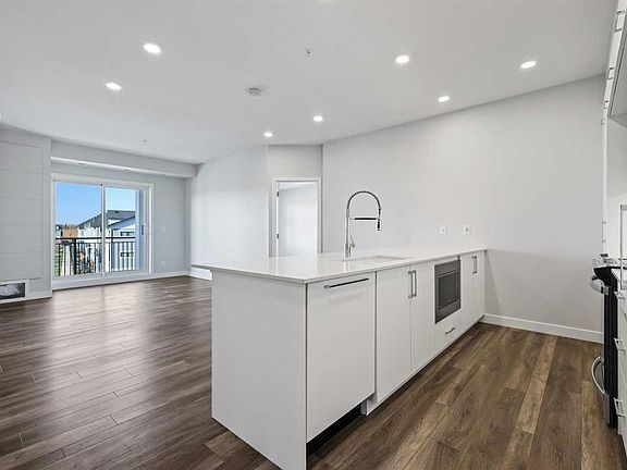 2nd image of 255 W Les Jardins Park SE #317