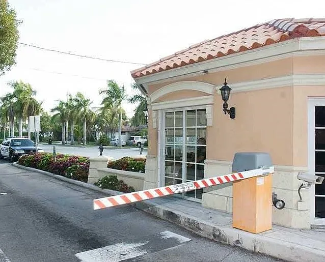 1 bed, 1.5 bath, 898 sqft, $2,000 — Photo 2