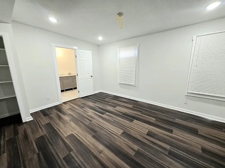 2623 W Houston St — Photo 18