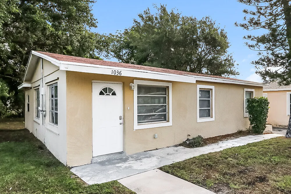 3 bed, 1.0 bath, 1004 sqft, $1,875 — Photo 3