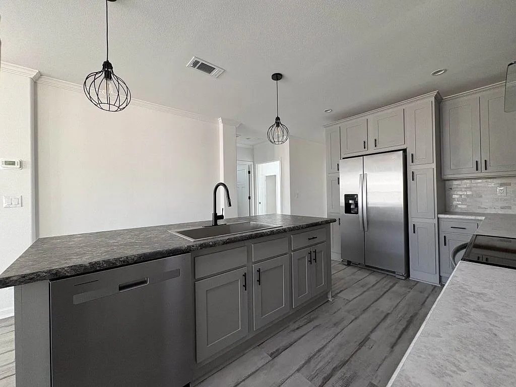 3 bed, 2.0 bath, 1460 sqft, $1,499 — Photo 2