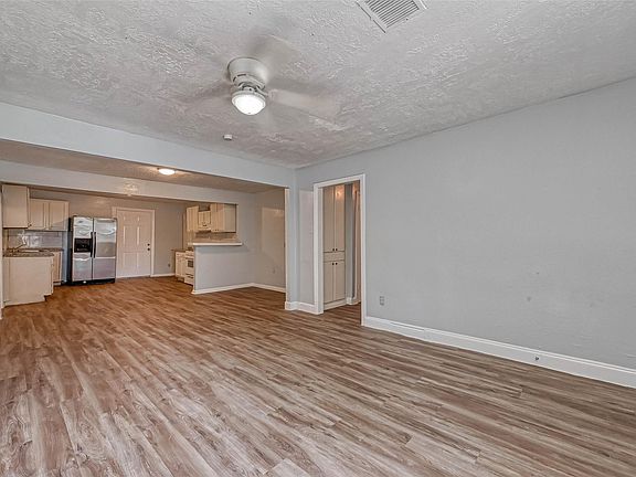 3rd image of 10613 Buffum St