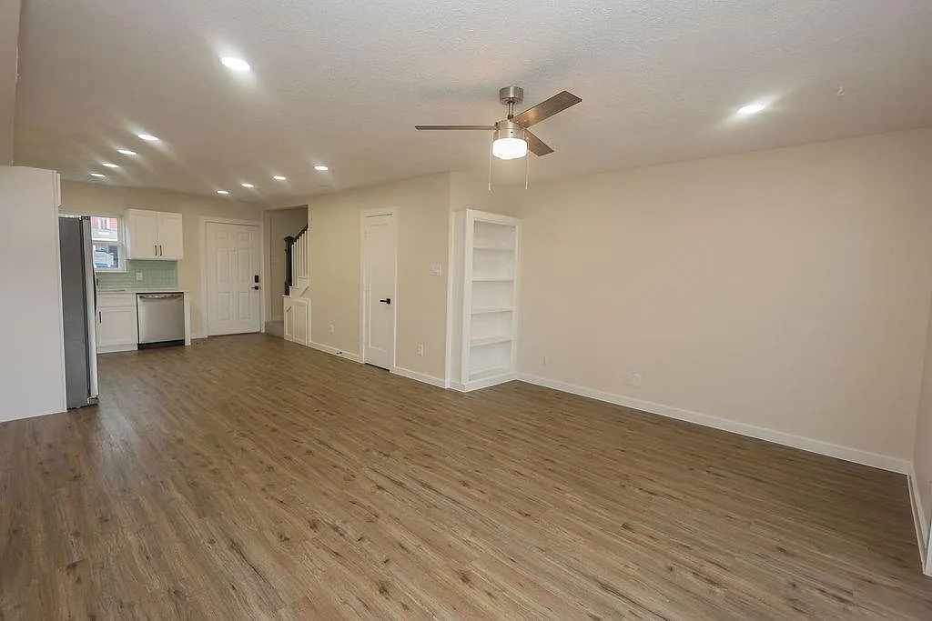 2 bed, 1.5 bath, 8320 sqft, $1,450 — Photo 3