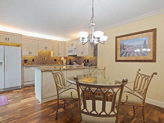 4th image of 2822 N Waterford Drive