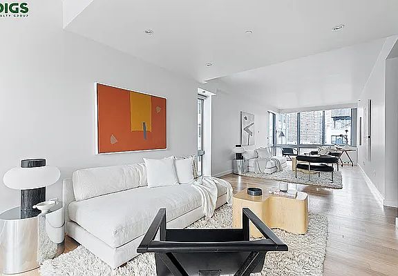 3rd image of 225 W 60th St APT 10B