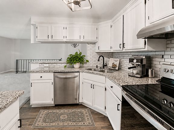 3rd image of 5942 Fernwood St