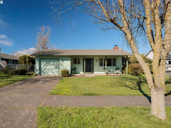 992 Candlelight Dr, Eugene, OR 97402