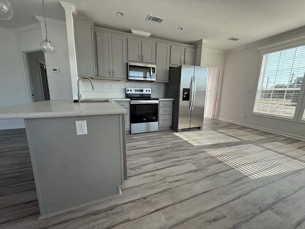 3 bed, 2.0 bath, 1251 sqft, $1,599 — Photo 3