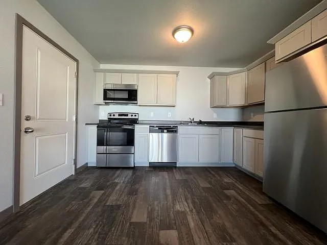 1 bed, 742 sqft, $1,050 — Photo 3