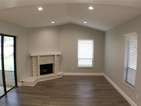 4th image of 211 Regis Ct
