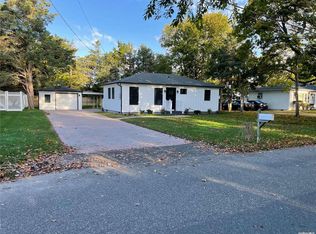 16 Winnie Rd, Center Moriches, NY 11934