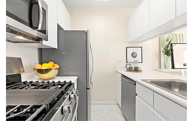 Sold by Douglas Elliman | media 25