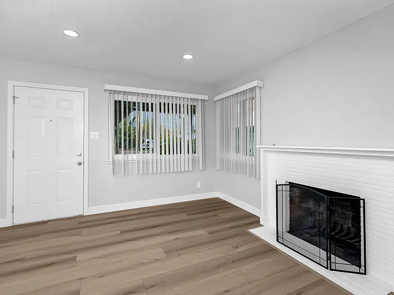El Camino Duplexes — Photo 11