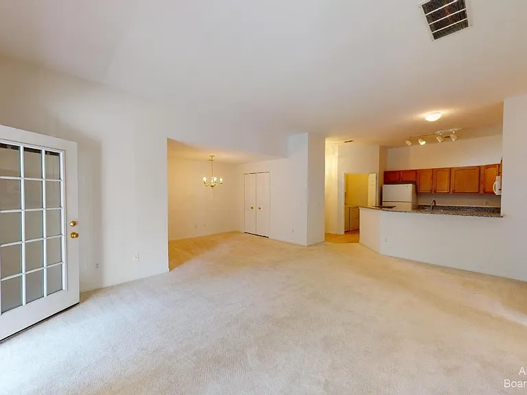 2802 S Knightsbridge Cir — Photo 6