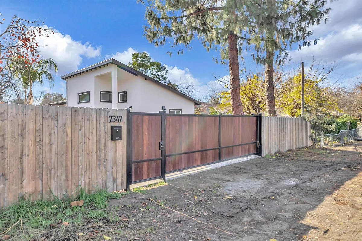 Building Photo - 7347 Cross Dr