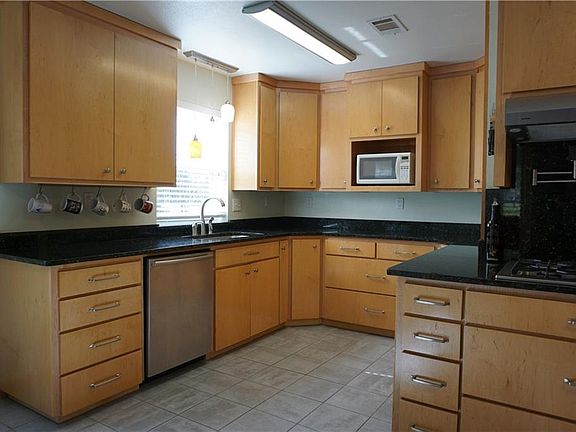 3rd image of 918 Carriage Way