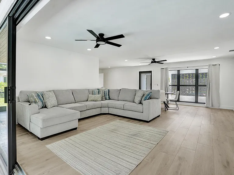 840 SW 3rd St — Photo 13