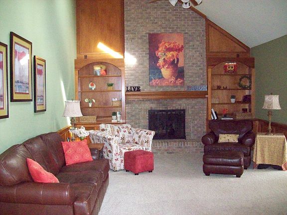 Vaulted ceiling family room!