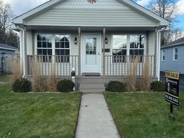 3086 Maplewood Dr, Fort Gratiot, MI 48059