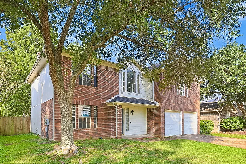4 bed, 2.5 bath, 2303 sqft, $2,210 — Photo 2