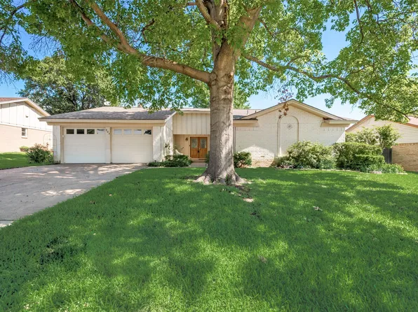 905 Stratford Dr, Bedford, TX 76021