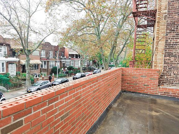 5th image of 327 Montgomery St #2