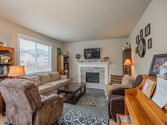 4th image of 1013 Robbins Ct