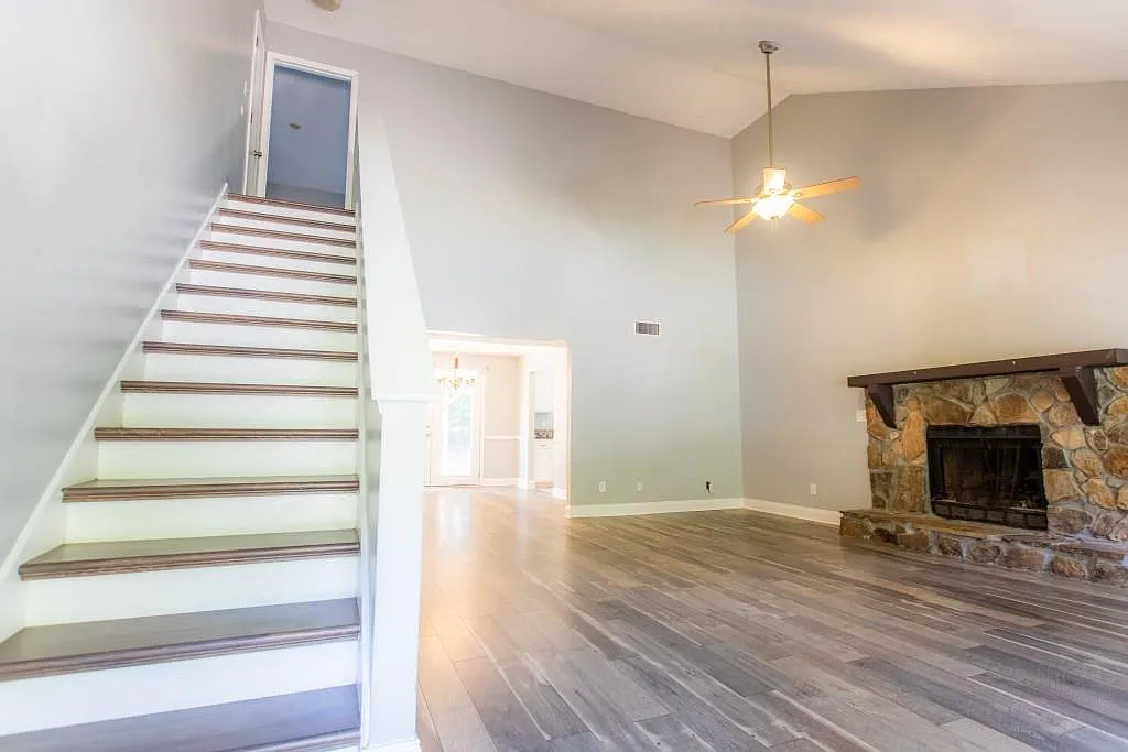 3 bed, 2.0 bath, 2223 sqft, $2,600 — Photo 2