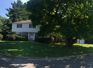 64 Vanderlyn Dr, Manhasset, NY 11030