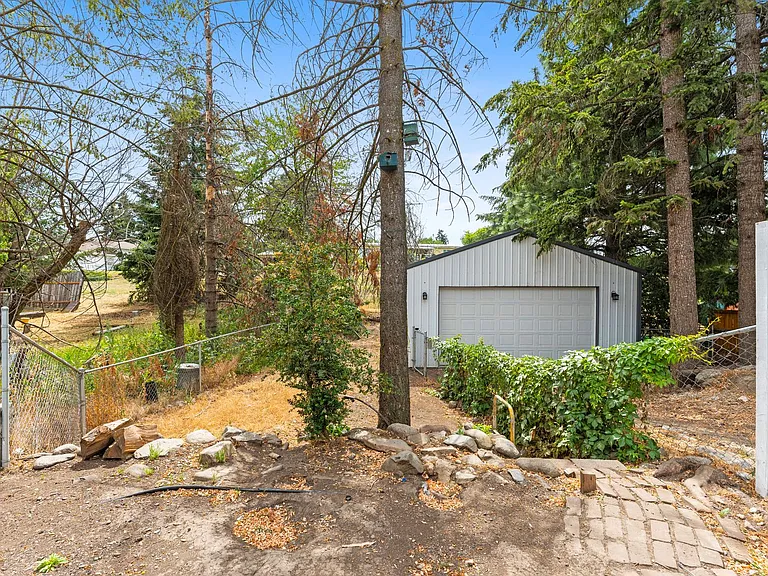 8004 E Broadway Ave — Photo 27