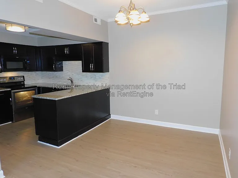 805 W McGee St #B — Photo 9