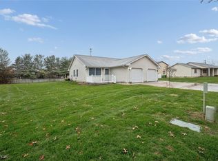 202 W Heatherwood Dr, Barberton, OH