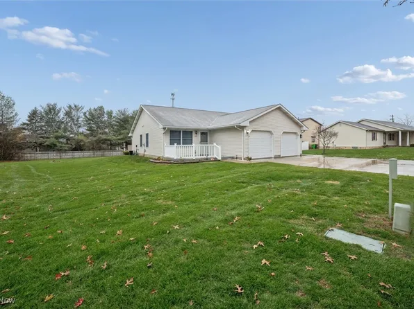 202 W Heatherwood Dr, Barberton, OH 44203