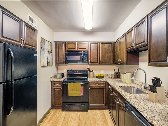 900-lakeside-int-8687-(ZF-3384-43428-1-010)