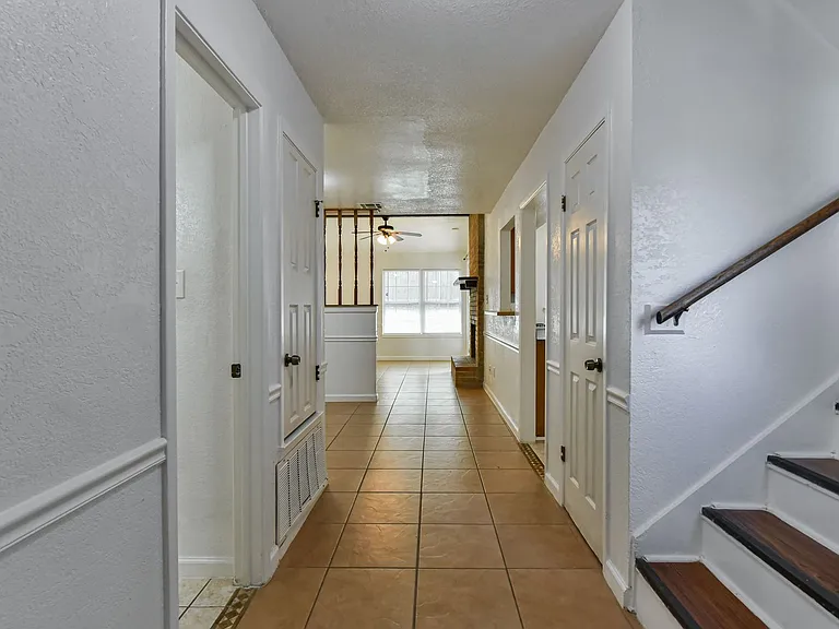 1128 Royal Crest Dr — Photo 17