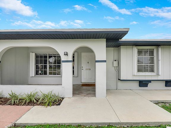2nd image of 711 SE Floresta Drive