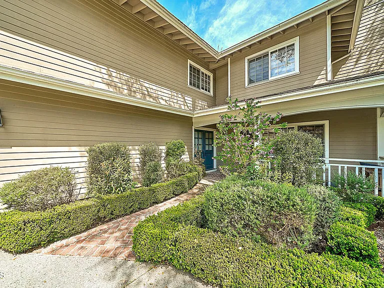 4330 Bel Aire Dr — Photo 2