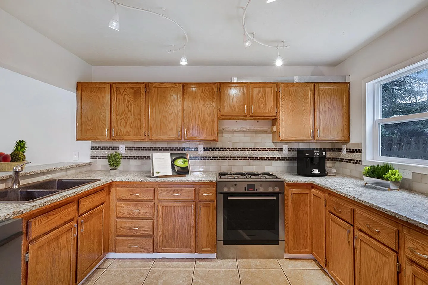 Spacious & updated Madison South home with big yard — Photo 4